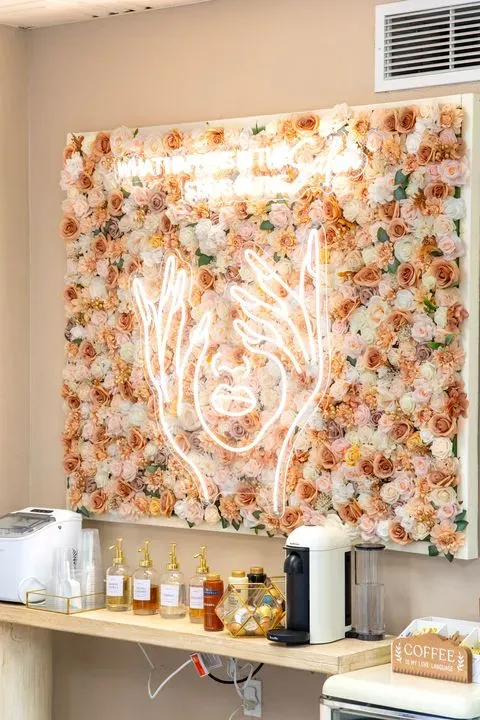 https://cdn.salonspotlight.com/photos/RVqRwJT60A5JcpuM4q3O/8c0e5ca5-d126-4432-beee-2eab53d1f9a6_720x720