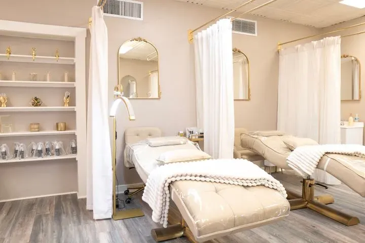 https://cdn.salonspotlight.com/photos/RVqRwJT60A5JcpuM4q3O/e78754ed-0b9a-46dd-9b19-f219c93e5500_720x720