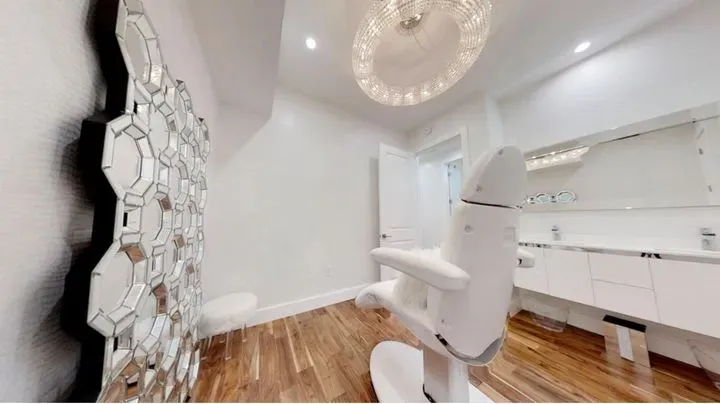 https://cdn.salonspotlight.com/photos/RWw2abTXFepwIJtqzLBl/0da0d2c2-6b83-49c6-b843-06a6db49bcd8_720x720