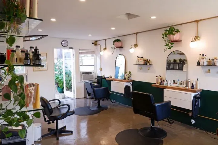 https://cdn.salonspotlight.com/photos/RXBQlk03PvwRSfnrxhcF/d3d0af32-6b5c-4993-8054-e095d7299c65_720x720