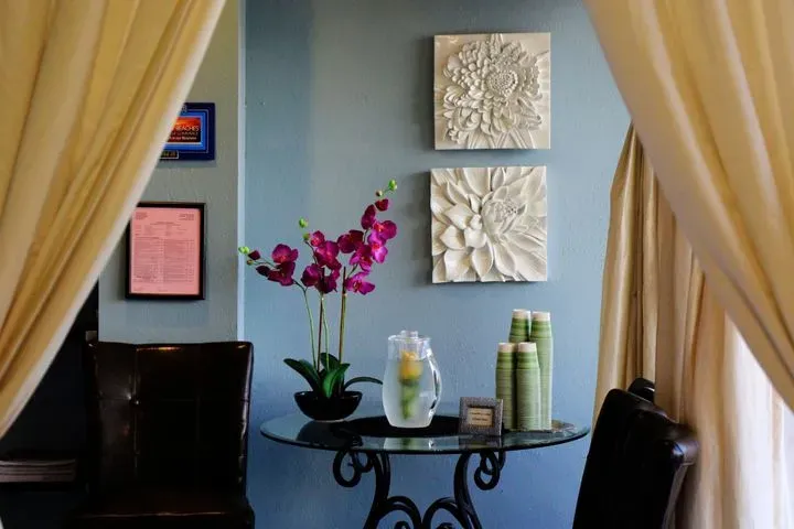 https://cdn.salonspotlight.com/photos/RYeKaKeAfsxE9y4beSYP/e98a2e69-bca2-41f5-8406-a74ccfb912e9_720x720