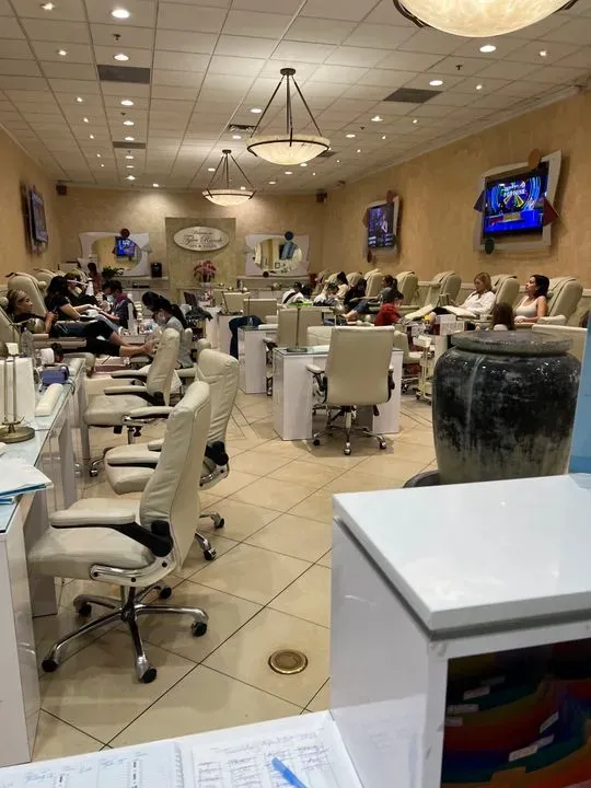 https://cdn.salonspotlight.com/photos/Rcbu6y1X2vyFBFTPLt2Z/c0410f03-f126-4a4d-9cc1-4ccbfef625bd_720x720