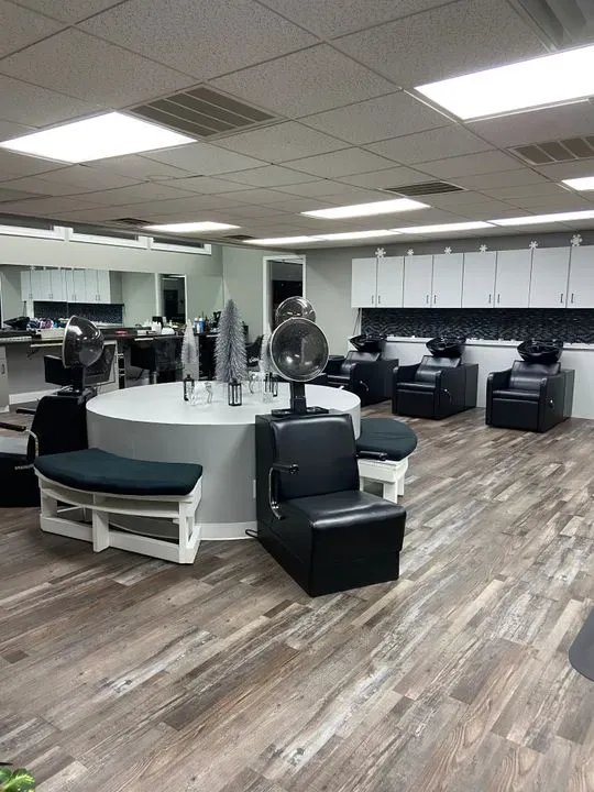 https://cdn.salonspotlight.com/photos/ReuOvWqg1JMXfeiD2kCF/a02271e1-15b7-4a78-aeff-56b04f7b1ffa_720x720