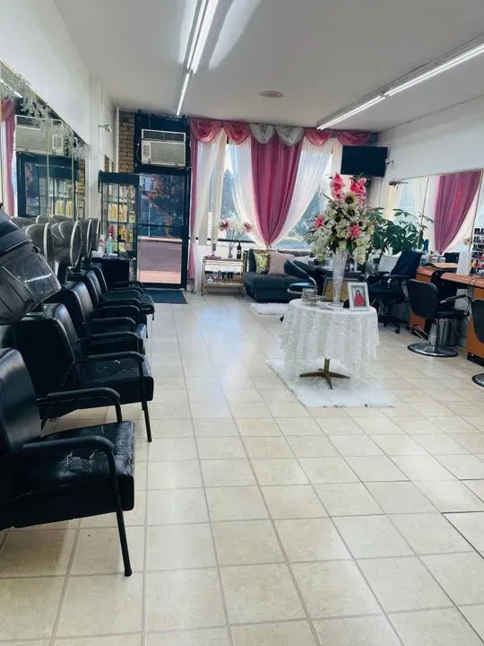 https://cdn.salonspotlight.com/photos/RfPlxog9cKVSCheBufOa/d5307db8-f5f8-437c-b759-4716669c69e7_720x720