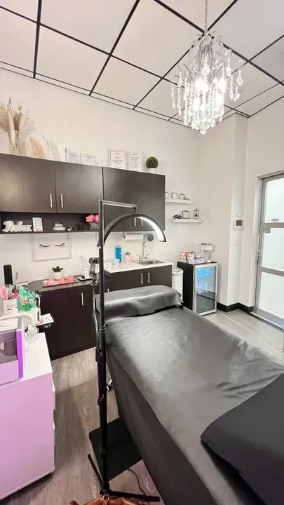 https://cdn.salonspotlight.com/photos/RgSTiQ21IBUJaY8ArKyd/eba60a96-ad30-4133-a9be-95c274b9e437_720x720