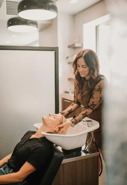 https://cdn.salonspotlight.com/photos/RgY0c3JBq6EE447t829G/d9846d63-abd8-44e4-a117-3243e97358c2_720x720