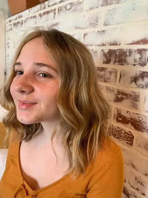 https://cdn.salonspotlight.com/photos/RjFAIMKbUU8k0ajTo4jD/b854a760-9f09-45af-ba23-c0b635594b14_720x720