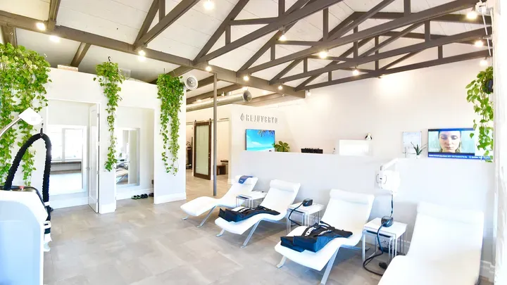 https://cdn.salonspotlight.com/photos/RkicQm2g87eO9bZumAfR/43aca7de-9128-493a-b470-2987d9d50ee6_720x720