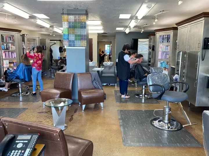 https://cdn.salonspotlight.com/photos/RlD6zLE4cLwg3TanoSCk/25132999-20ca-45ca-944e-bc5501d2663f_720x720