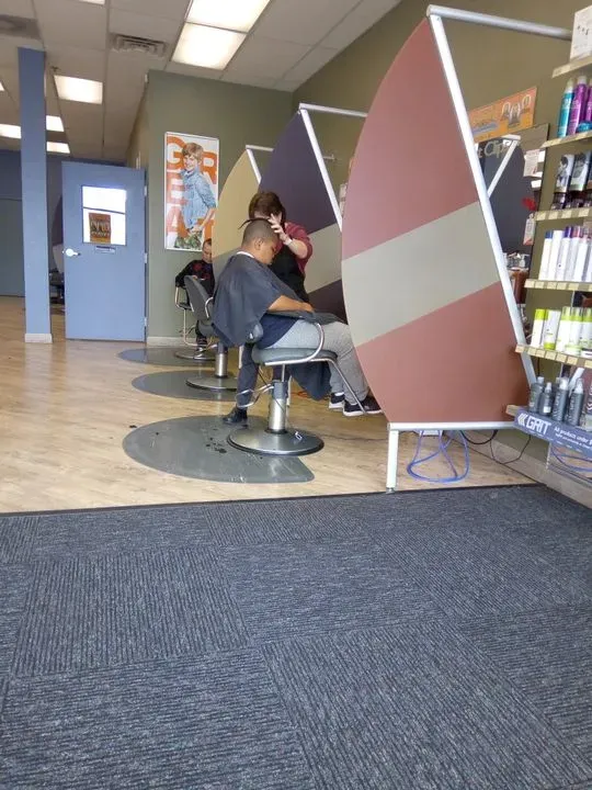 https://cdn.salonspotlight.com/photos/RlaK7hIE85jcpNh5jqdr/baa9bb00-e77a-4ec2-ba7e-3b5fa97426be_720x720