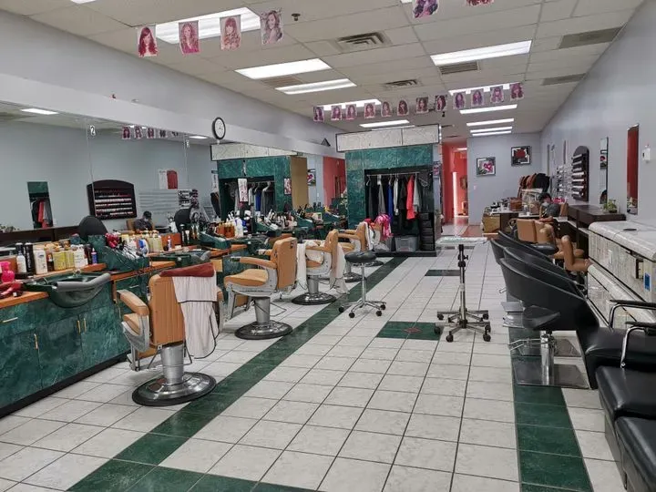 https://cdn.salonspotlight.com/photos/RnAT6FGJslgdytRYIYNk/6db8ada5-e007-485f-8ed3-12390d3eba5a_720x720