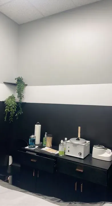 https://cdn.salonspotlight.com/photos/RnshdTTmEXJgWBkIRrNb/336e9190-e8a6-421e-88f0-6583a2dd29e4_720x720