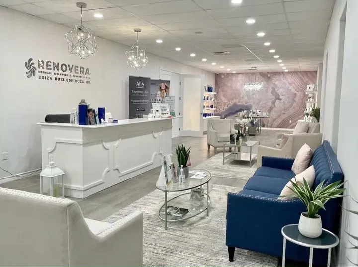 https://cdn.salonspotlight.com/photos/Rr0ULbvPW4FXH051GUzz/070dabcb-6ffb-4c82-b19c-70a8d40d5007_720x720