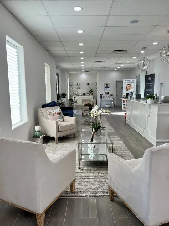 https://cdn.salonspotlight.com/photos/Rr0ULbvPW4FXH051GUzz/74496ce3-a067-41be-9945-d07d7f738118_720x720