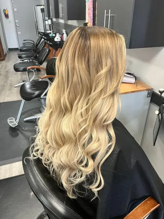 https://cdn.salonspotlight.com/photos/RsjTGWOPN7SZC2Uv1eXH/bf6de9fc-173a-4de7-9b99-54d5ff45ad05_720x720