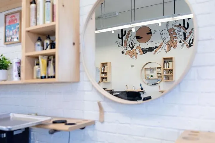 https://cdn.salonspotlight.com/photos/RtcXyrMk2JzOZSFSByzo/68bfde6d-7d80-4a1f-b9d3-8fa0eb2c687e_720x720