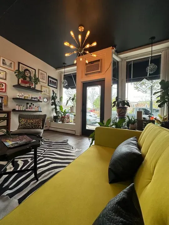 https://cdn.salonspotlight.com/photos/RuH541B7mUSgyBb9u37F/e999f620-bbe7-4ecc-a1b6-c816da8ee36b_720x720