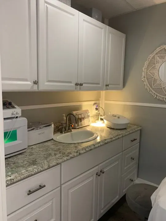 https://cdn.salonspotlight.com/photos/RuaPmnTHiR5bMnB3Z456/f3deb9a7-8b2d-49da-b341-32e9f450529a_720x720
