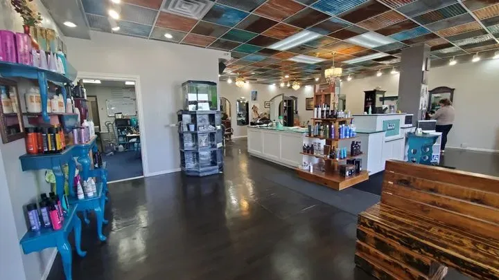 https://cdn.salonspotlight.com/photos/RvOnhPQfc1X3cYpcJFN4/dc2cf7cf-8a09-4bae-b976-ca1c6641aae7_720x720