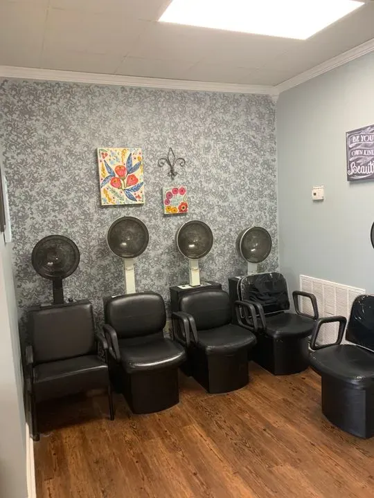 https://cdn.salonspotlight.com/photos/RwOZarsmiESBKnQQm3Z8/2381ea41-b441-4a3c-9467-ed9668a098cf_720x720