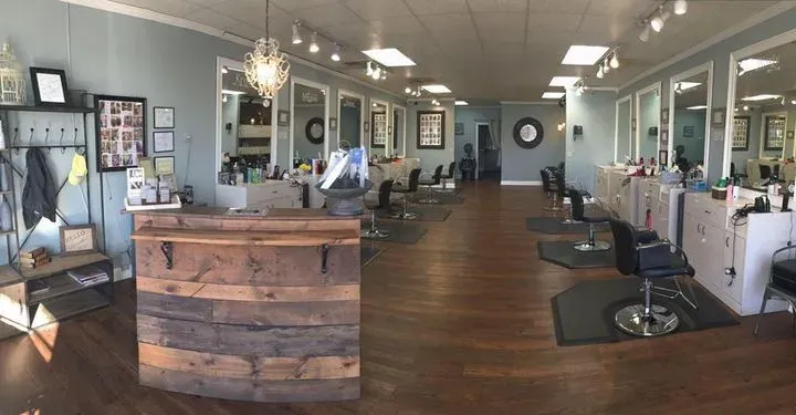 https://cdn.salonspotlight.com/photos/RwOZarsmiESBKnQQm3Z8/54bd5e9c-fe4b-4ca3-b956-4ff9a243e64f_720x720
