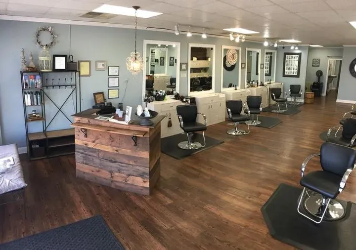 https://cdn.salonspotlight.com/photos/RwOZarsmiESBKnQQm3Z8/b7c0e346-b4e8-4f7c-b5f9-6bed85df50cd_720x720