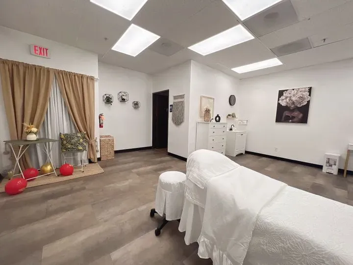 https://cdn.salonspotlight.com/photos/Ry9jIlIlzm1L6Cfck8Gp/c34c5c15-7c25-46ff-b89d-354b393cc51e_720x720