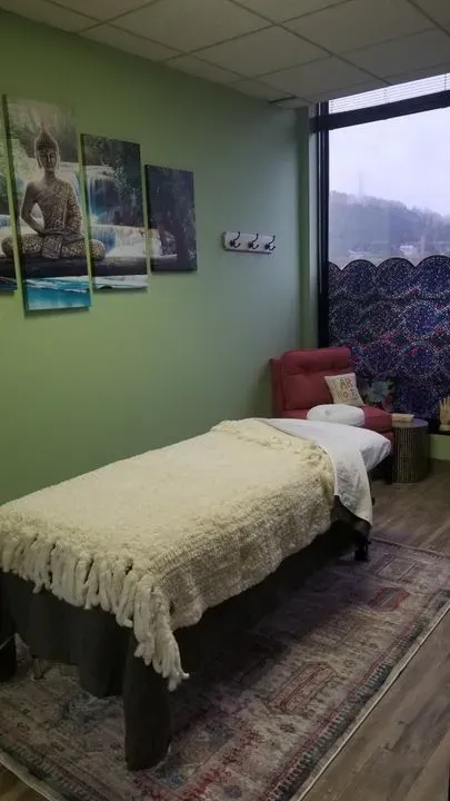https://cdn.salonspotlight.com/photos/S0G5QgW7T5aZzl9tGybY/3cf7d148-b9cd-4619-96af-4d0c5144d69a_720x720