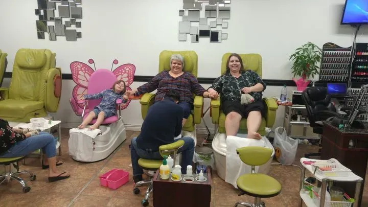 https://cdn.salonspotlight.com/photos/S0Qp50WD7UrcEFDnUDT5/8e53f35b-e9b5-4644-8c65-5735894c4680_720x720