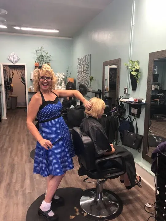 https://cdn.salonspotlight.com/photos/S2mKQOG5oR7FhdkGP2GC/e74a3074-0df6-49af-a718-c9c99935547b_720x720