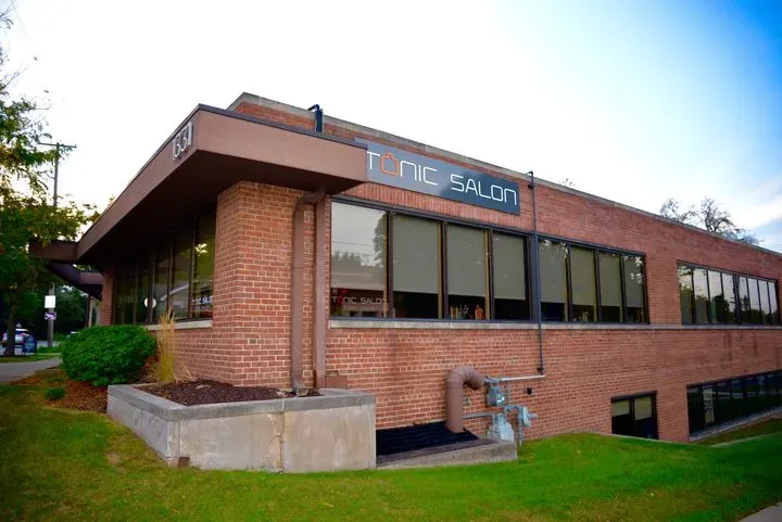 https://cdn.salonspotlight.com/photos/S3ULEW4JRoc76xUR3wZ1/584c8e54-efaf-4bdd-9ba0-7df45c3e767d_720x720