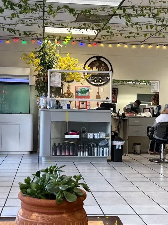 https://cdn.salonspotlight.com/photos/S3gewVXyLLz7b65NWyL7/6b2a1d9c-9ce5-4804-8600-3d63488e18cc_720x720