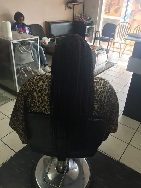 https://cdn.salonspotlight.com/photos/S4sXrgopHIn0TfrS9dN3/dde87eb7-ed2c-4158-9008-ad966a78d3f7_720x720