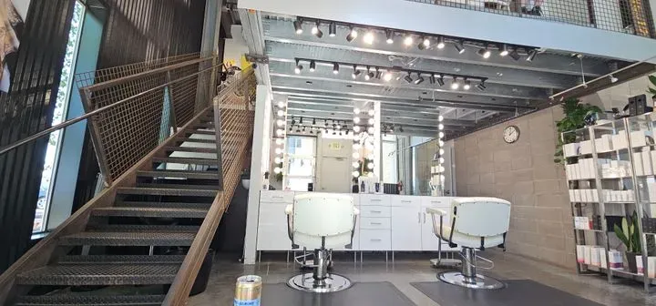 https://cdn.salonspotlight.com/photos/S8pMLzx9XnHxt0HYUhri/af5c6c53-f85b-4393-8395-b2271026586f_720x720