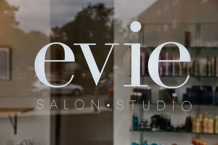 https://cdn.salonspotlight.com/photos/S949ssHs9CwIiPpKiFg7/3a269479-ffc9-4cd2-99a4-d51364362457_720x720