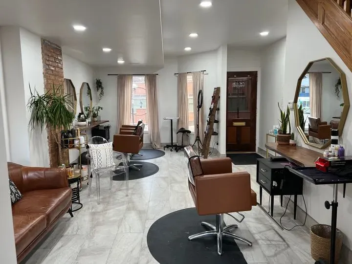 https://cdn.salonspotlight.com/photos/SAyuXwOoX7bd9zv8GBfM/40f95fa1-e546-4377-a446-b01a605f0611_720x720