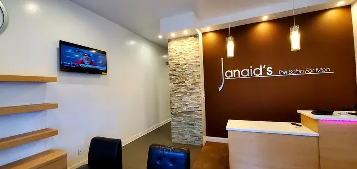 https://cdn.salonspotlight.com/photos/SDIRwMlcrBp8SzAtoRg4/be7db5b8-c289-4fd9-91cf-fd11800c2f15_720x720