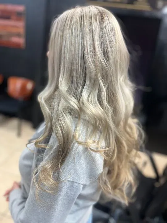 https://cdn.salonspotlight.com/photos/SEAYUYMMH9ROomteGlSQ/19ad8709-d73d-4ee7-83e0-28d074ec0a05_720x720
