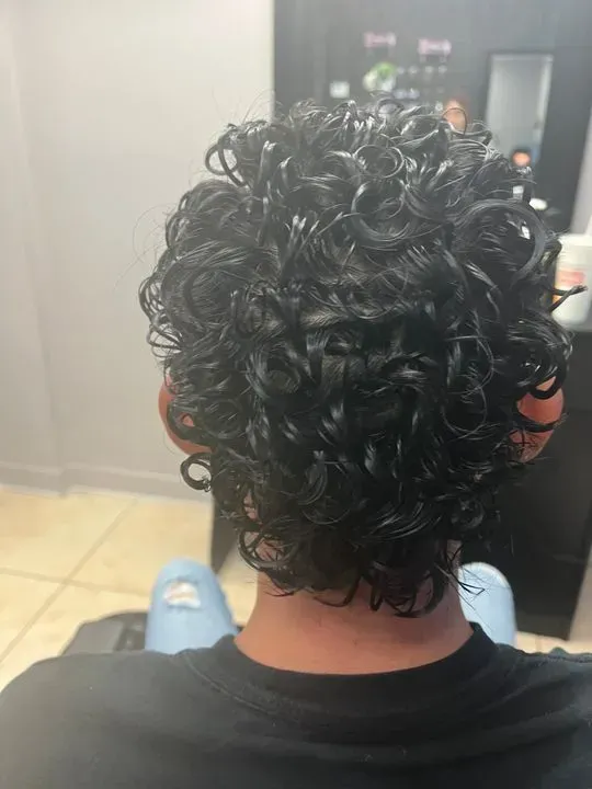 https://cdn.salonspotlight.com/photos/SEAYUYMMH9ROomteGlSQ/57f65b9f-1e30-4cfa-8e4a-c64cd8e195fd_720x720