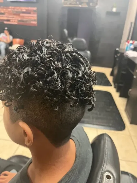 https://cdn.salonspotlight.com/photos/SEAYUYMMH9ROomteGlSQ/97c5dde6-11e6-4842-8d18-de641976359e_720x720