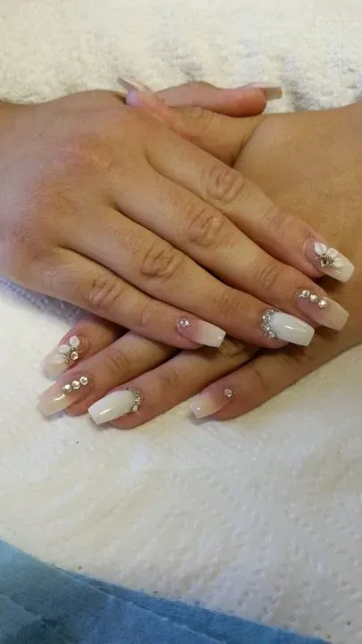 https://cdn.salonspotlight.com/photos/SFYwlRHPocUibyvsDV1T/480700f8-b56e-41d1-b4ce-c6a1a08facf6_720x720