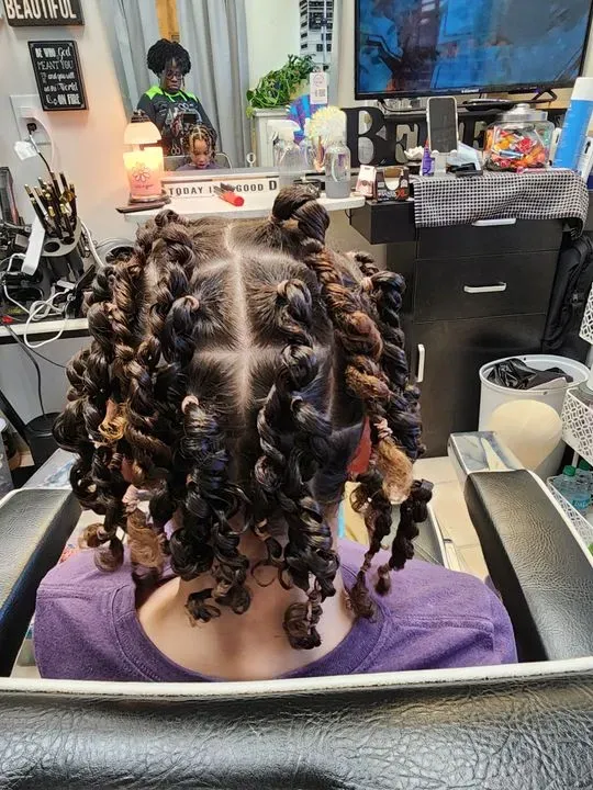 https://cdn.salonspotlight.com/photos/SMzOhFnFWteeYXCkxALb/c5e87958-8796-49f6-b2c4-72b60d640055_720x720