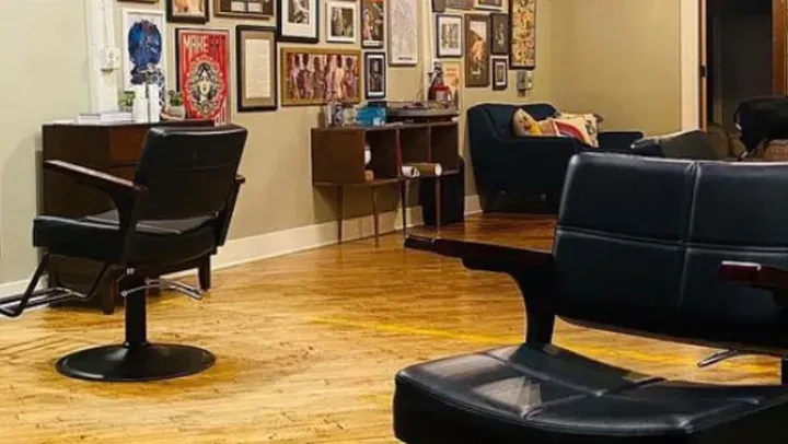 https://cdn.salonspotlight.com/photos/SPDRW9U8LwtRmiWXcnzB/9ecc1562-a154-4f18-8dc3-22f12d8d44e7_720x720