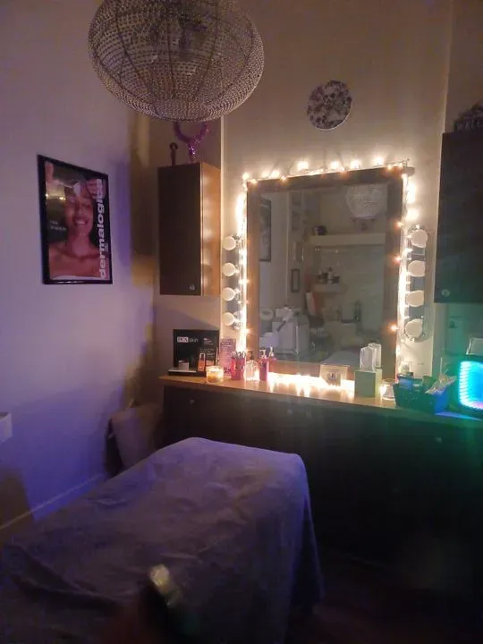 https://cdn.salonspotlight.com/photos/SQZQB1AxOJpAONGC69st/5b733ee9-01a6-4580-8253-20a5a86f4623_720x720