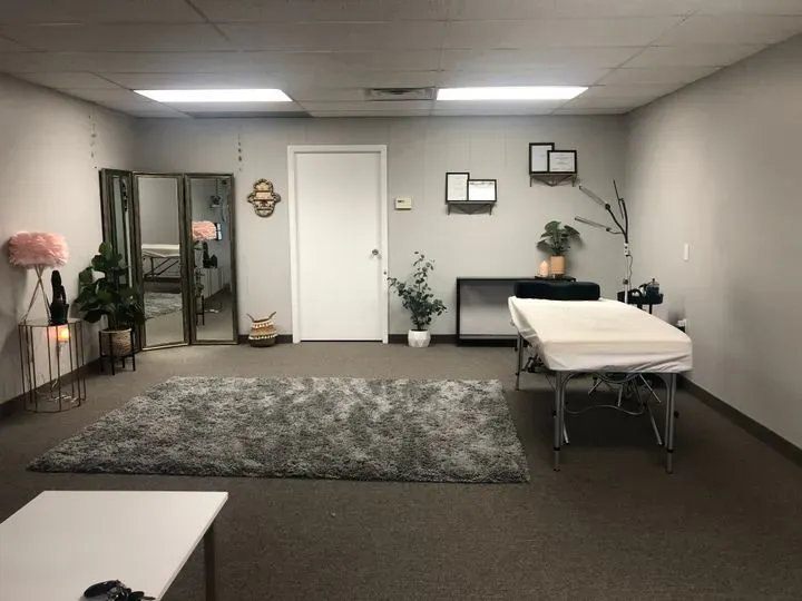 https://cdn.salonspotlight.com/photos/SRMBSSgovVXYjbt2Ykva/899d5a01-7f3a-468c-976e-2e21a795dfca_720x720