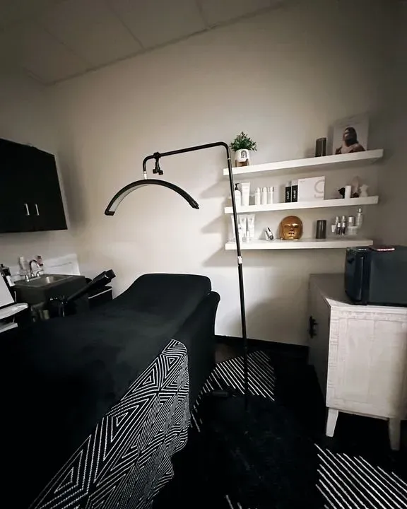 https://cdn.salonspotlight.com/photos/SSE7mTCVQCwozykJS6Wr/4c96b681-d2ee-4d92-bd68-e9656c58cb97_720x720