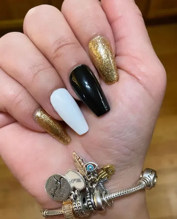 https://cdn.salonspotlight.com/photos/SU9x4lQvNqKtCIRwD5oM/991f935b-690e-44c9-8a71-16aef123e68c_720x720