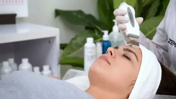 https://cdn.salonspotlight.com/photos/SUtqunp1diYaM4BG2eH1/5afdc135-05e3-4fbc-868c-b6b97038d30f_720x720