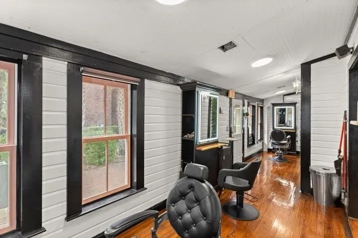 https://cdn.salonspotlight.com/photos/SVu0LCmMhYpBv9723N0s/4e63179b-0692-4f50-8765-055ed6c8b9f8_720x720