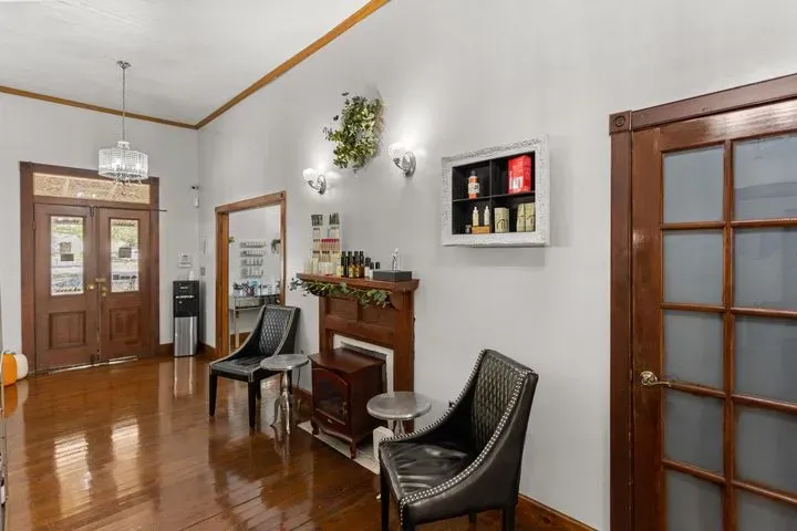 https://cdn.salonspotlight.com/photos/SVu0LCmMhYpBv9723N0s/b297792b-f929-4ee5-a78f-89a8e2e0d4dc_720x720